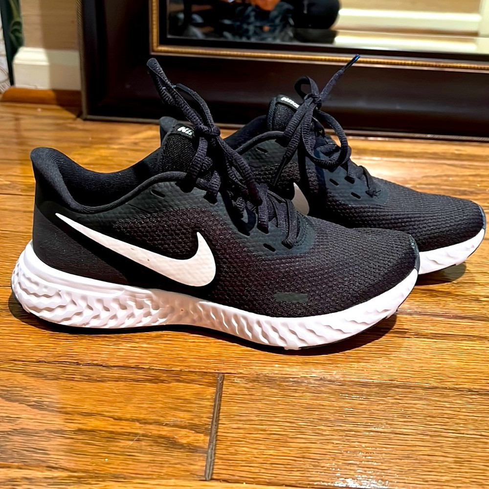 Nike Revolution 5 Women’s Sneakers, black, size 5.5, mesh top. New (never worn)